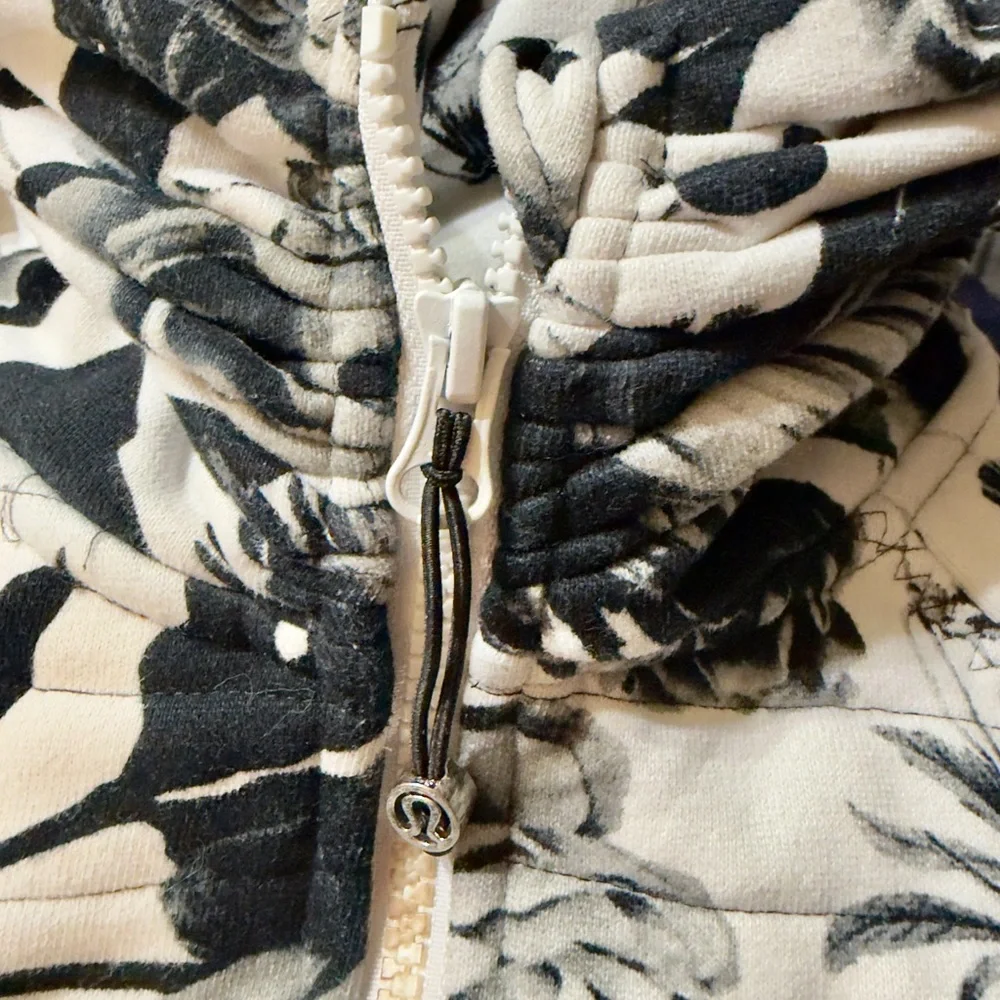 Lululemon Calm & Cozy Brisk Bloom Floral Define Black White Full Zip Jacket Sz 4